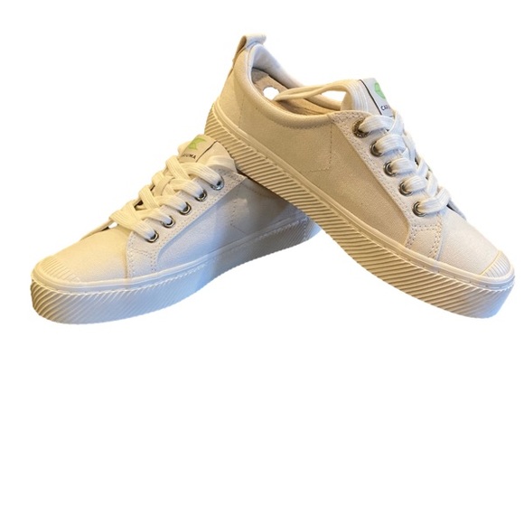 Cariuma Shoes - NEW In Box Cariuma Off White Canvas Sneakers
Unisex Women's 6.5/Men's 5